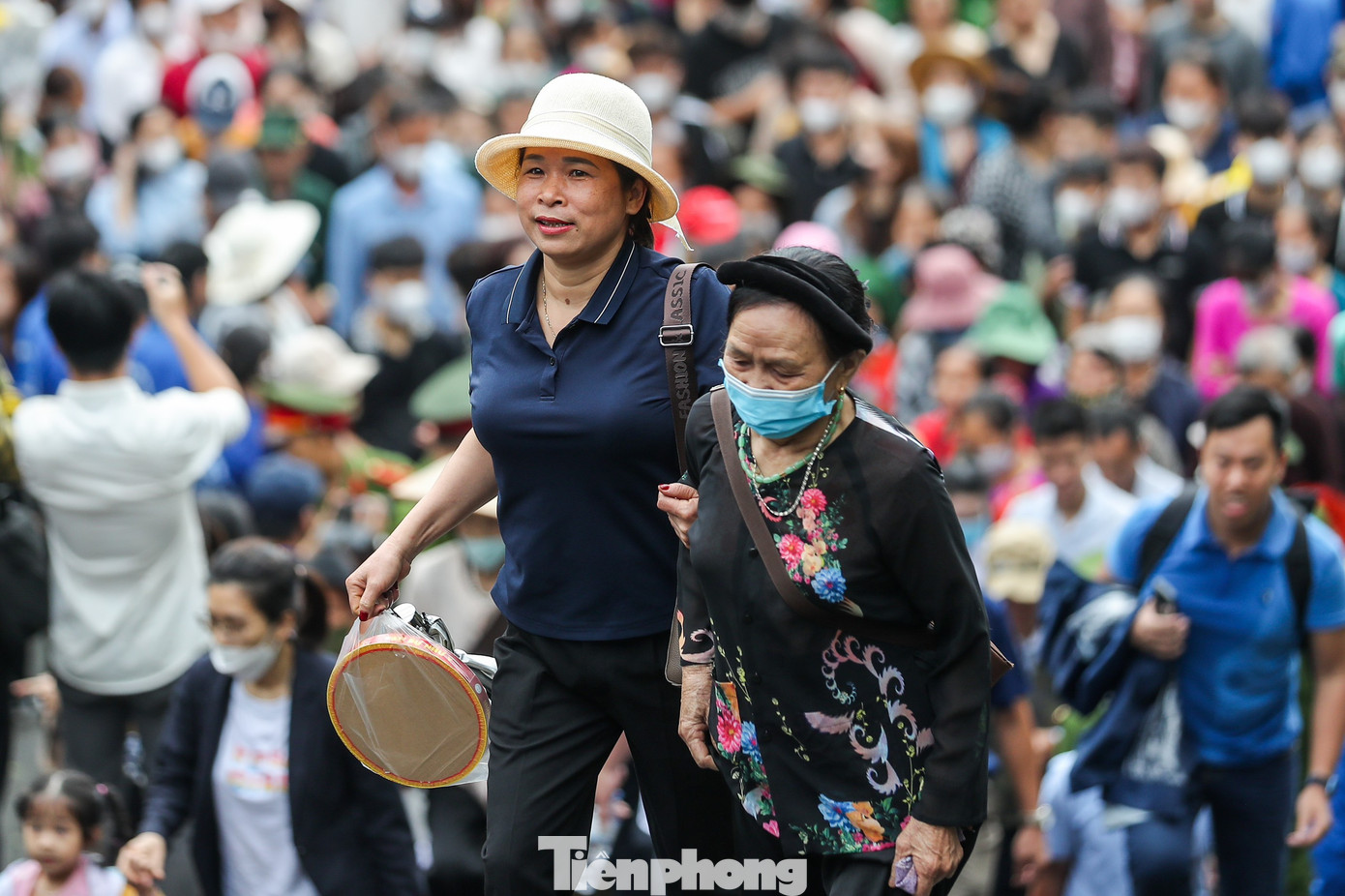 Người cao tuổi, trẻ em có người nhà đi cùng hoặc được lực lượng thanh niên tình nguyện giúp đỡ khi cần thiết. Người cao tuổi, trẻ em có người nhà đi cùng hoặc được lực lượng thanh niên tình nguyện giúp đỡ khi cần thiết.