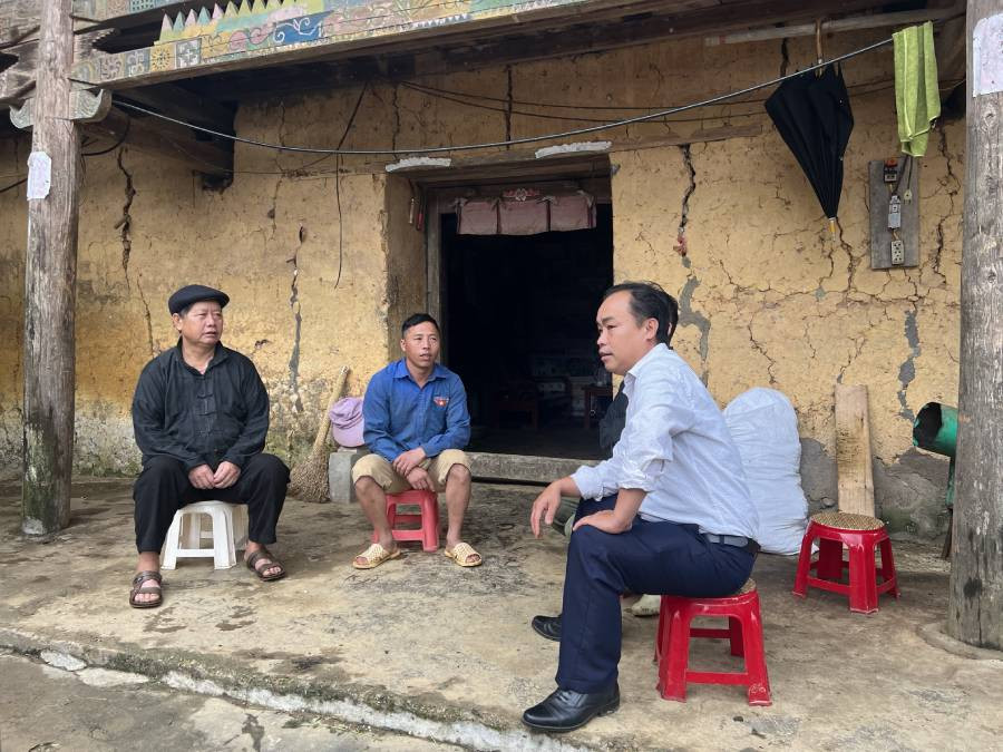 Ông Vẩu tuyên truyền chủ trương của Đảng, chính sách của Nhà nước đến hộ gia đình trong thôn. Ông Vẩu tuyên truyền chủ trương của Đảng, chính sách của Nhà nước đến hộ gia đình trong thôn.