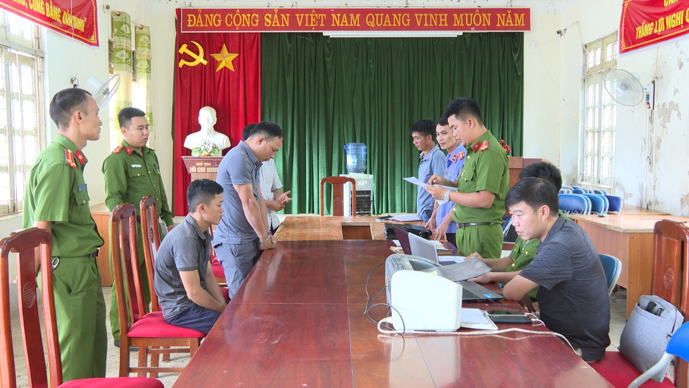 Cơ quan chức năng thi hành các quyết định khởi tố, bắt tạm giam hai đối tượng là công chức UBND xã Pú Xi. Cơ quan chức năng thi hành các quyết định khởi tố, bắt tạm giam hai đối tượng là công chức UBND xã Pú Xi.