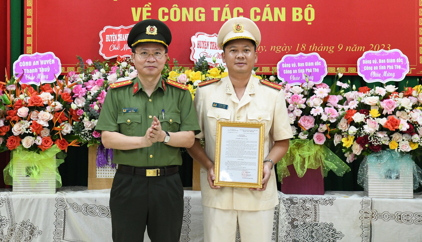 Đại tá Nguyễn Minh Tuấn, Giám đốc Công an tỉnh Phú Thọ trao quyết định, bổ nhiệm chức vụ Trưởng Công an huyện Thanh Thủy cho Thiếu tá Hoàng Tùng. Ảnh: Công an Phú Thọ.