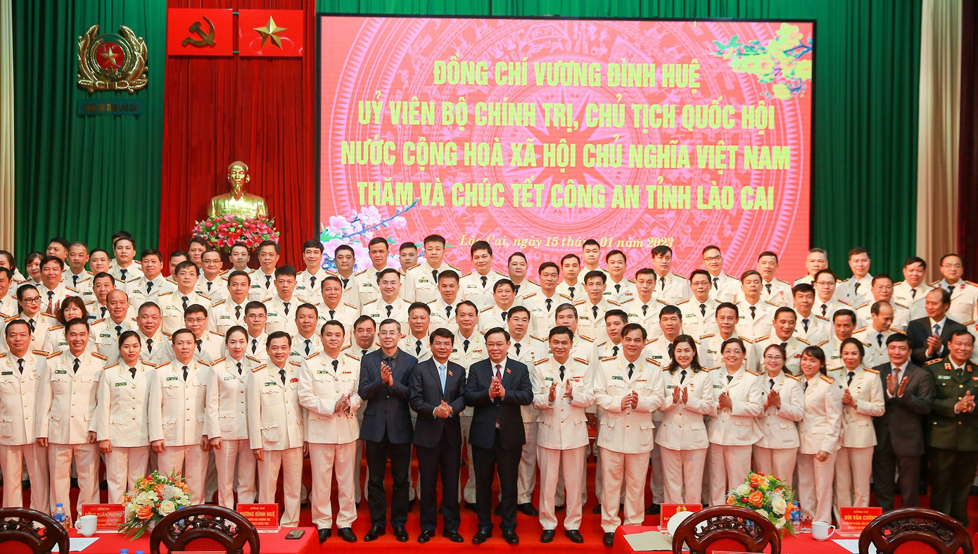 Chủ tịch Quốc hội đề nghị lực lượng Công an tỉnh Lào Cai tiếp tục tiên phong, gương mẫu, quán triệt sâu sắc và tổ chức thực hiện nghiêm Nghị quyết Đại hội Đảng toàn quốc lần thứ XIII, Nghị quyết Đại hội Đảng bộ tỉnh lần thứ XVI; các nghị quyết, chỉ thị, kết luận của Đảng về xây dựng lực lượng công an và công tác bảo đảm an ninh, trật tự. Bên cạnh đó, Chủ tịch Quốc hội yêu cầu Công an tỉnh Lào Cai quyết tâm thực hiện thắng lợi nhiều nhiệm vụ quan trọng khác.