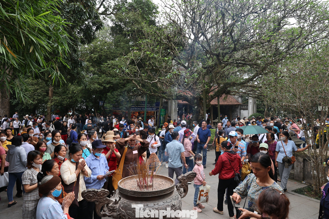 Ban quản lý khu di tích lịch sử đền Hùng cho biết, vào ngày mai (29/4), tức ngày 10/3 Âm lịch, sau khi lãnh đạo Đảng, Nhà nước, Bộ, ngành, tỉnh Phú Thọ và một số lãnh đạo địa phương khác dâng hương, người dân sẽ được hướng dẫn di chuyển lên lễ Tổ một cách quy củ, tránh tình trạng chen lấn, xô đẩy.