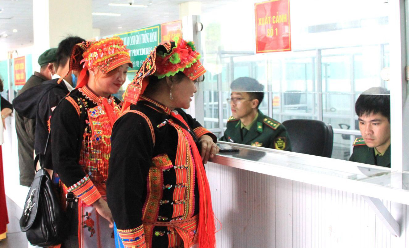 Những công dân đầu tiên xuất cảnh qua cửa khẩu quốc tế Ma Lù Thàng.