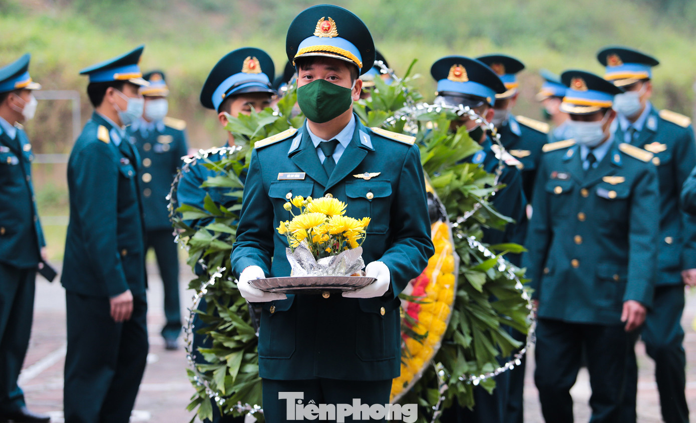 Sáng 1/2, lễ tang thiếu tá Trần Ngọc Duy được tổ chức tại nhà tang lễ Bệnh viện đa khoa tỉnh Yên Bái. Từ 8h30, lễ viếng được cử hành trang nghiêm theo nghi thức quân đội.