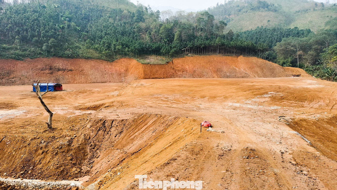 Phần diện tích đất bị san gạt trái phép. Ảnh: Văn Đức. Phần diện tích đất bị san gạt trái phép. Ảnh: Văn Đức.