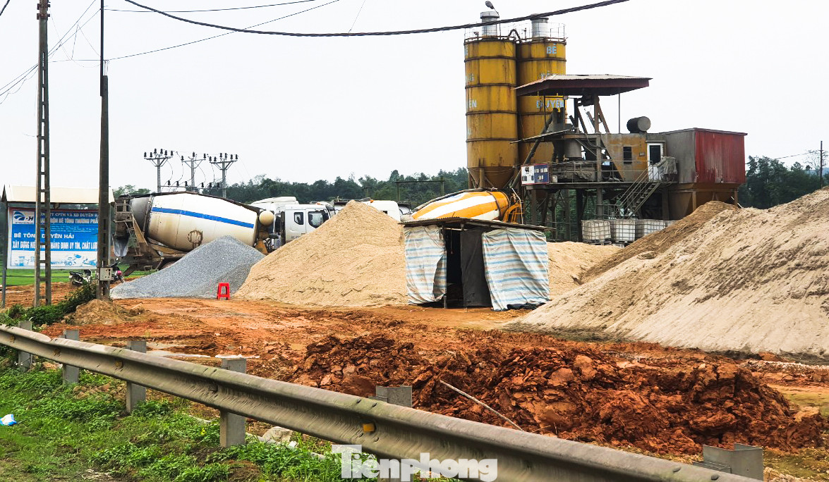 Các hoạt động tập kết cát, đá, xi măng để sản xuất bê tông vẫn diễn ra ngang nhiên bất chấp trạm chưa được cấp phép xây dựng. Ảnh: Hân Nguyễn. Các hoạt động tập kết cát, đá, xi măng để sản xuất bê tông vẫn diễn ra ngang nhiên bất chấp trạm chưa được cấp phép xây dựng. Ảnh: Hân Nguyễn.