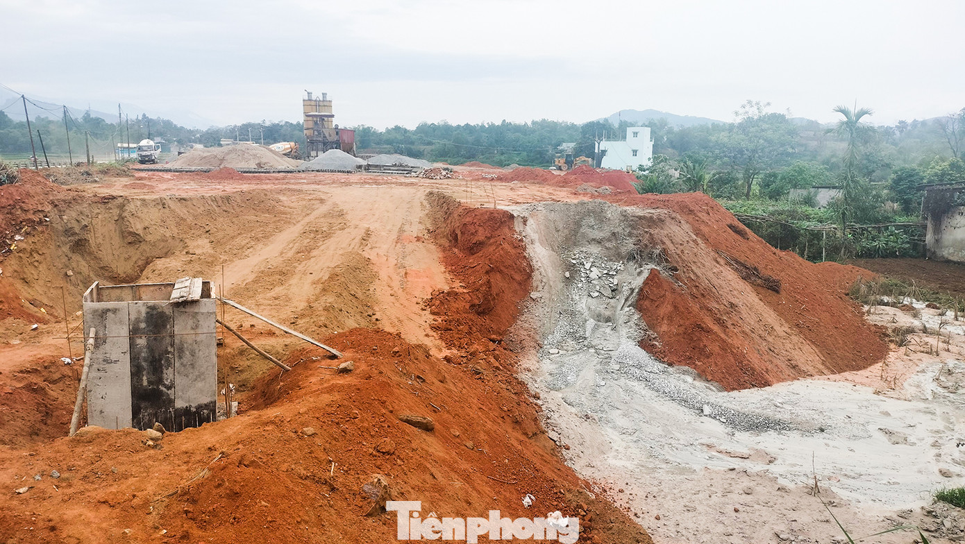 Hành vi san gạt đất làm biến dạng địa hình của trạm trộn bê tông Duyên Hải ở Xã Xuân Giao, huyện Bảo Thắng (Lào Cai) bị xử phạt tiền 15 triệu đồng. Ảnh: Văn Đức. Hành vi san gạt đất làm biến dạng địa hình của trạm trộn bê tông Duyên Hải ở Xã Xuân Giao, huyện Bảo Thắng (Lào Cai) bị xử phạt tiền 15 triệu đồng. Ảnh: Văn Đức.