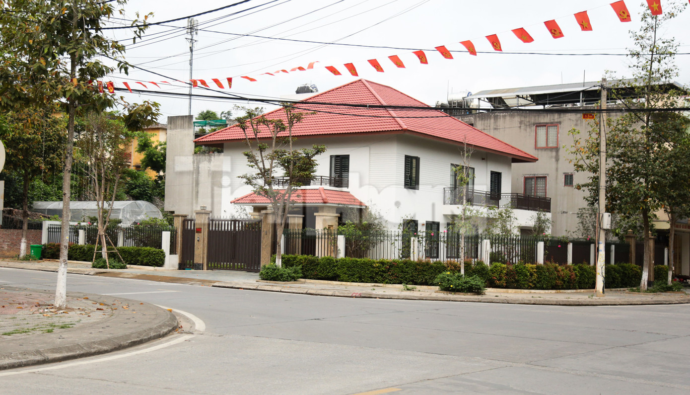 Nguồn gốc đất này cựu Bí thư Tỉnh ủy Lào Cai nhận chuyển nhượng của Công ty cổ phần Tập đoàn Nam Tiến. Ngày 17/2/2022, ông Vịnh tặng cho quyền sử dụng đất cho ông N.Q.M, ở tổ 23, phường Kim Tân, TP Lào Cai. Nguồn gốc đất này cựu Bí thư Tỉnh ủy Lào Cai nhận chuyển nhượng của Công ty cổ phần Tập đoàn Nam Tiến. Ngày 17/2/2022, ông Vịnh tặng cho quyền sử dụng đất cho ông N.Q.M, ở tổ 23, phường Kim Tân, TP Lào Cai.