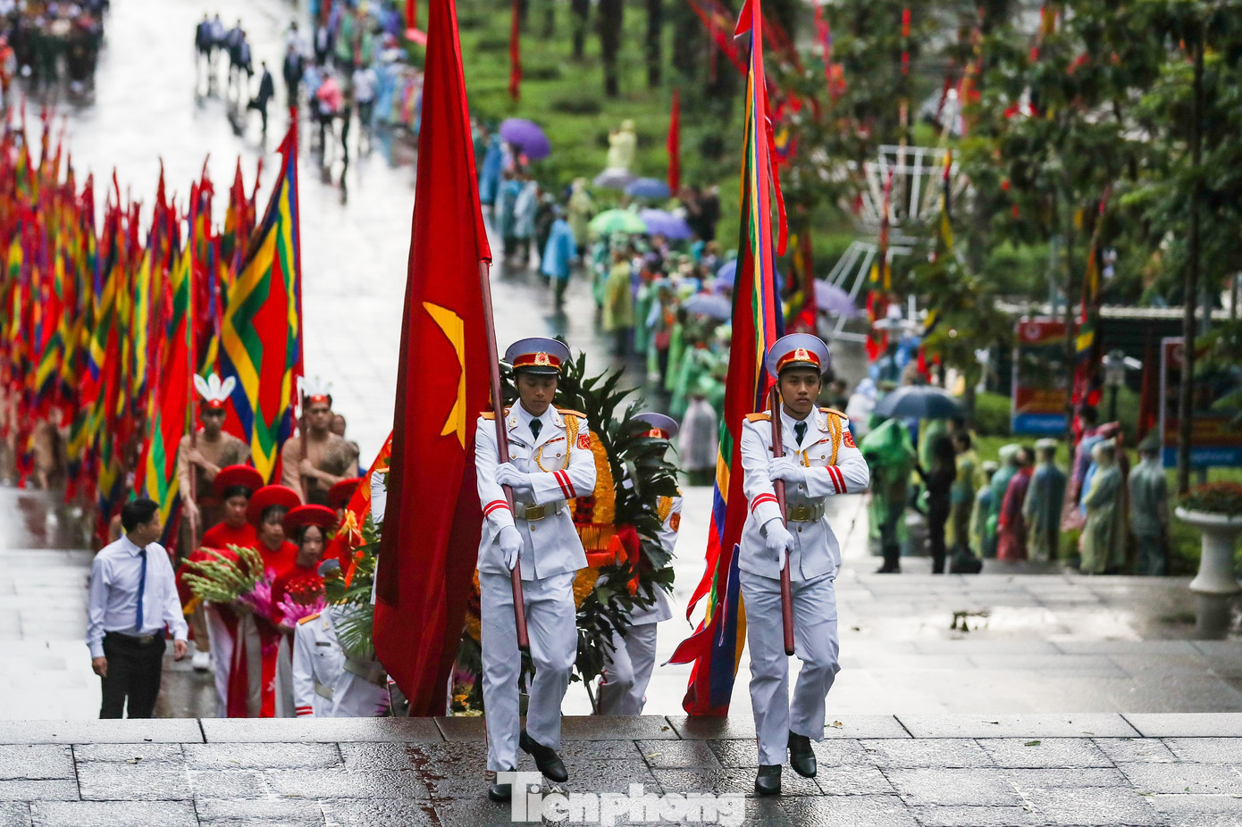 Đi đầu đoàn hành lễ là đội tiêu binh rước quốc kỳ, cờ hội và vòng hoa mang dòng chữ "Đời đời nhớ ơn các Vua Hùng đã có công dựng nước".