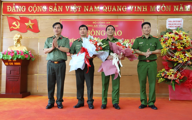 Lãnh đạo Công an tỉnh Lào Cai tặng hoa chúc mừng các đồng chí được điều động, bổ nhiệm. Lãnh đạo Công an tỉnh Lào Cai tặng hoa chúc mừng các đồng chí được điều động, bổ nhiệm.