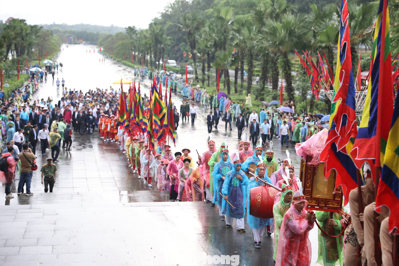 Trong tiếng nhạc lễ âm vang, đoàn dâng hương khởi hành từ sân trung tâm lễ hội qua Nghi môn, đền Hạ, đền Trung lên đền Thượng.