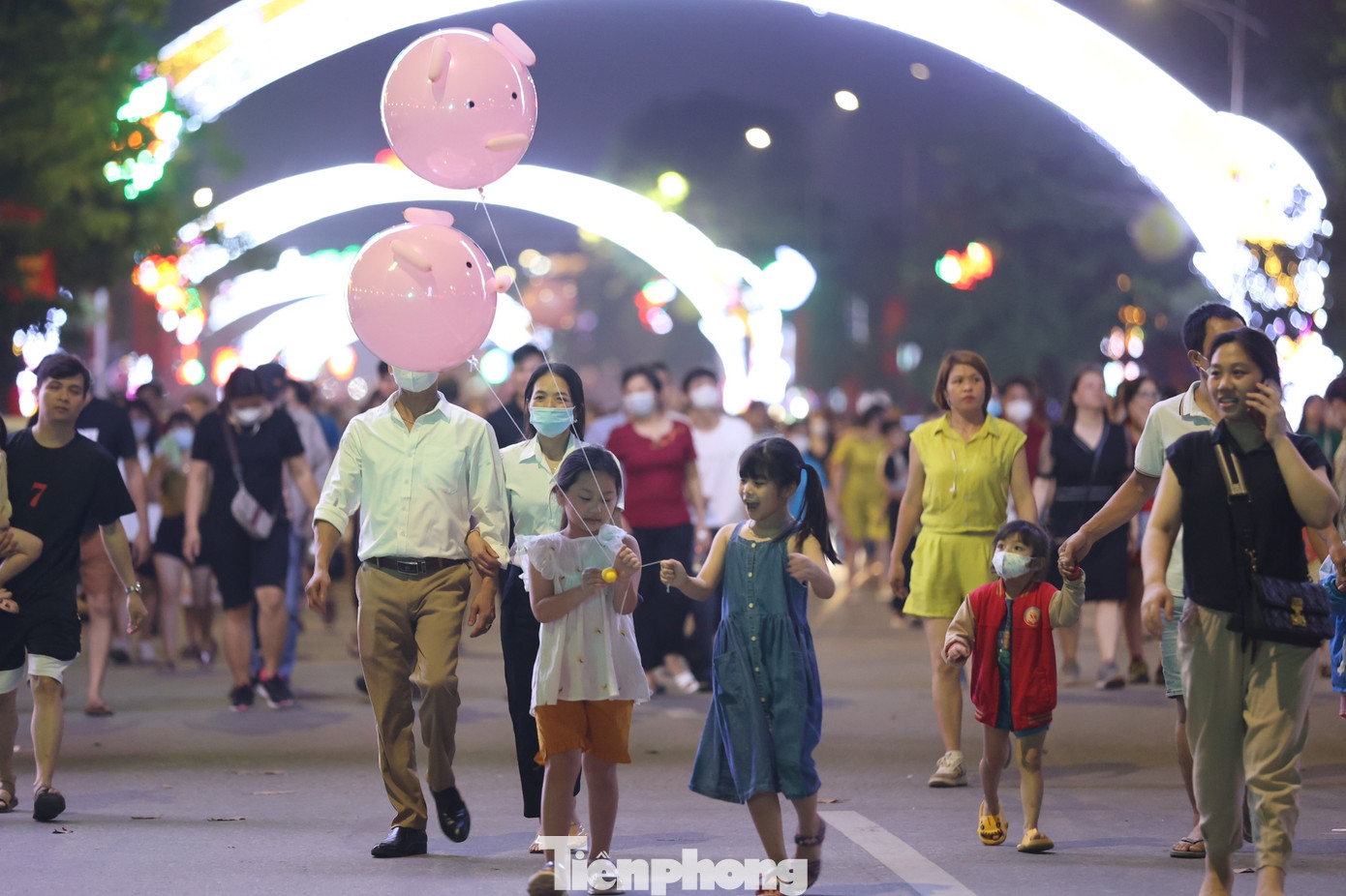 Người dân địa phương cho biết, nhiều hàng quán mở xuyên đêm phục vụ nhu cầu ăn, uống của du khách trước khi chính lễ giỗ Tổ diễn ra vào ngày mai, 10/3 Âm lịch.