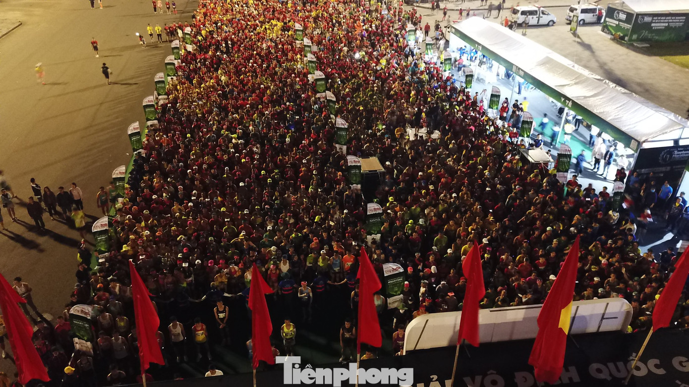 Hơn 4.000 vận động viên cùng chào cờ và hát quốc ca trước khi xuất phát lúc 5h30 sáng 26/3.