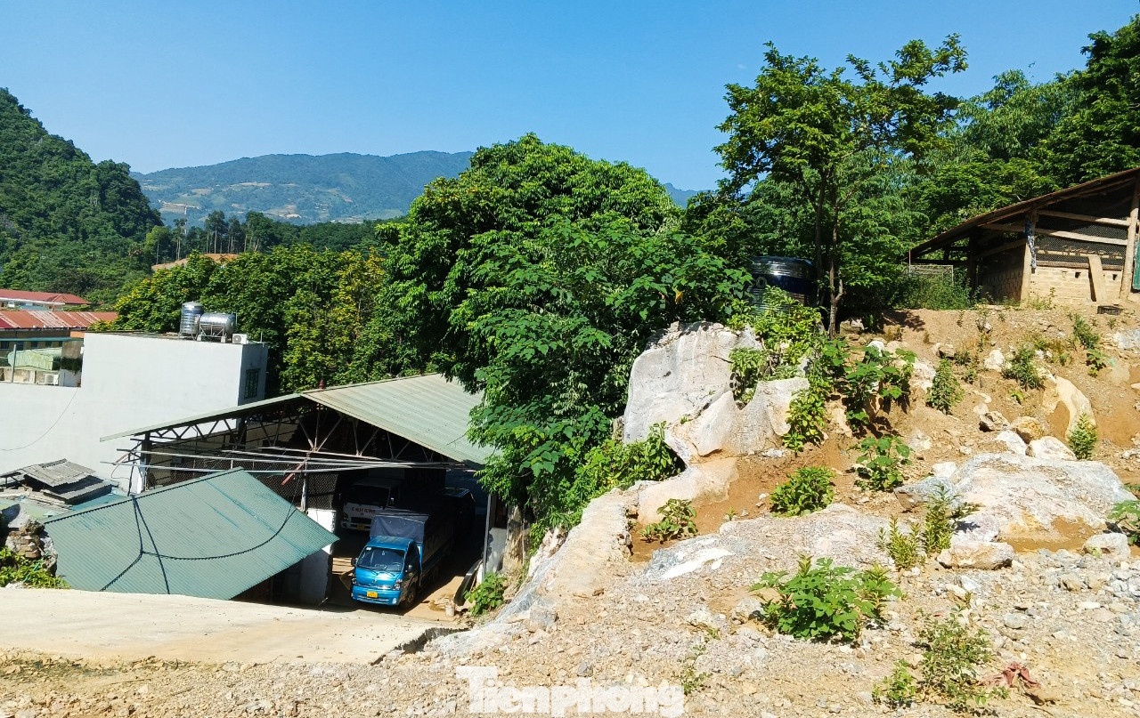 Phần đất dù có sổ đỏ nhưng hiện không thể sử dụng để cất nhà. Gia đình ông Cường cũng không nhận được bồi thường, tái định cư từ công trình kè chống sạt lở.