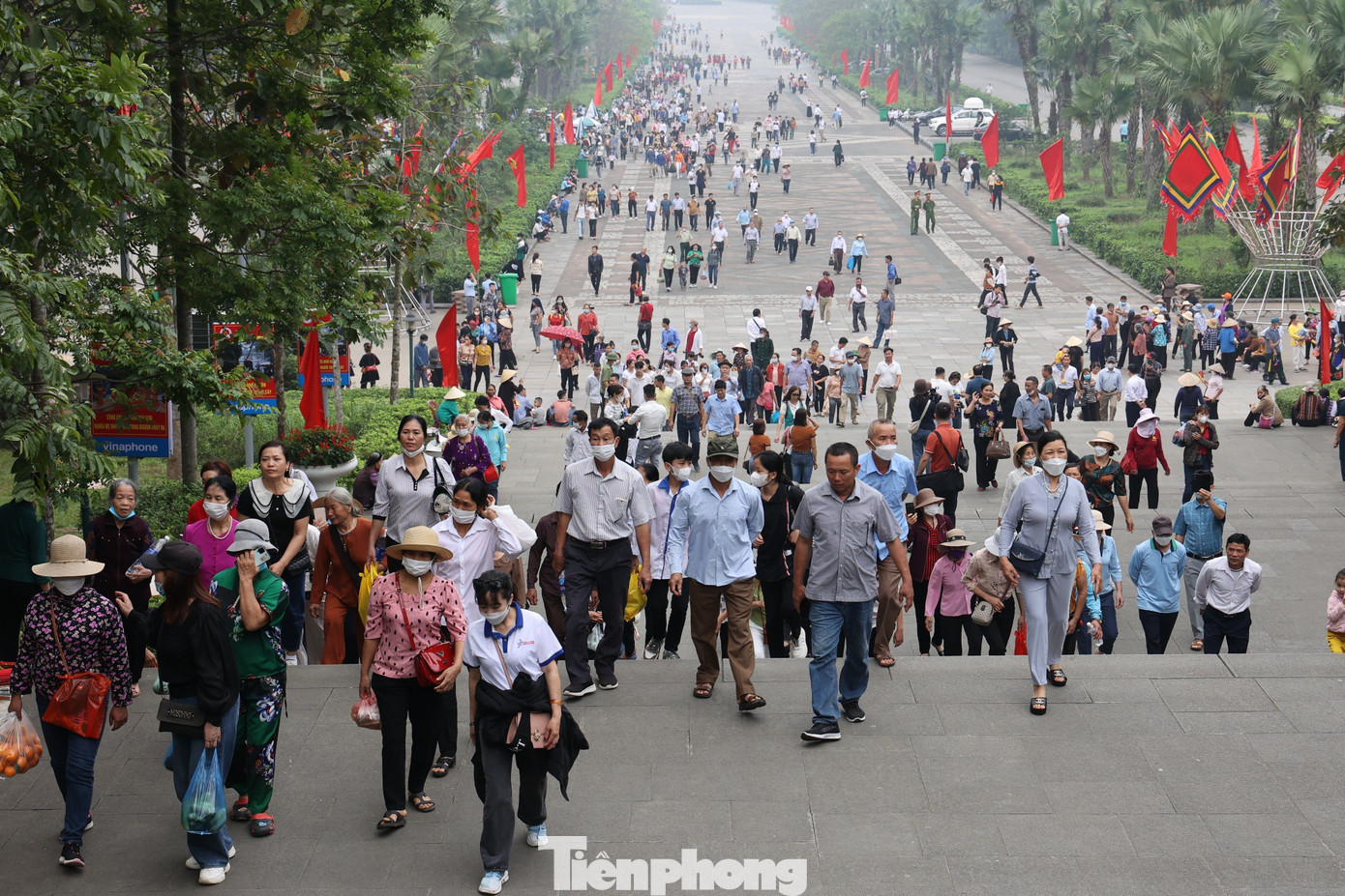 Cũng theo ông Lê Trường Giang, các lực lượng chức năng của tỉnh Phú Thọ cũng như cán bộ Khu di tích lịch sử đền Hùng phối hợp rất tốt, nhịp nhàng trong việc phân luồng giao thông, hướng dẫn bà con đi lại, lên núi đều có lực lượng tại chỗ hướng dẫn, nhắc nhở, giữ gìn an toàn an ninh, trật tự, phòng chống mất trộm.