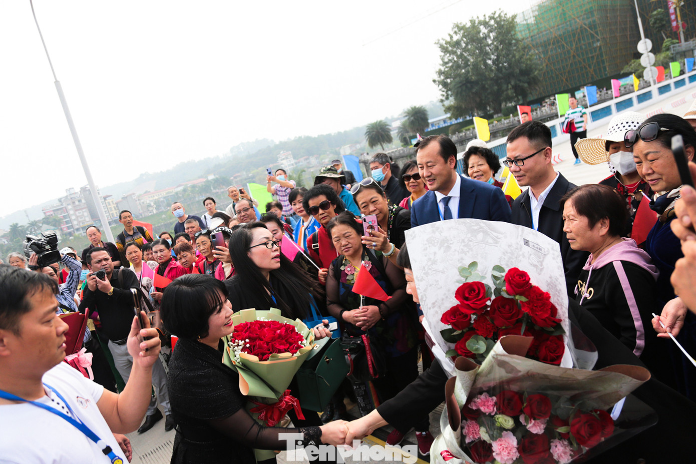 Nhóm 60 khách khác lưu lại thành phố Lào Cai một đêm, sau đó, di chuyển thẳng xuống Hà Nội và ghé thăm đảo Cát Bà và vịnh Hạ Long.