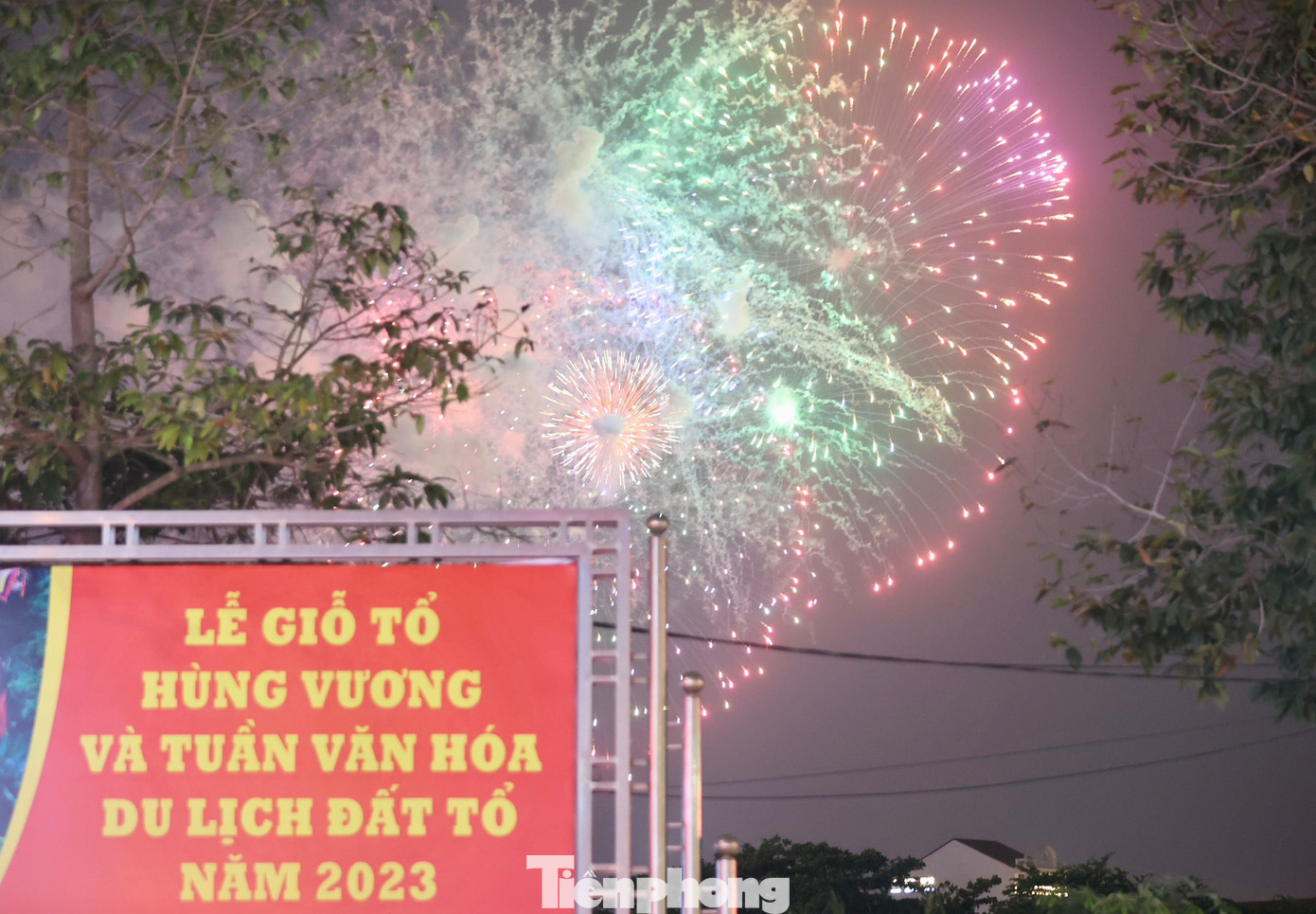 Từ 20h, chương trình biểu diễn nghệ thuật "Lời ru Âu Lạc" diễn ra tại sân khấu Công viên Văn Lang, đường Trần Phú, thành phố Việt Trì.