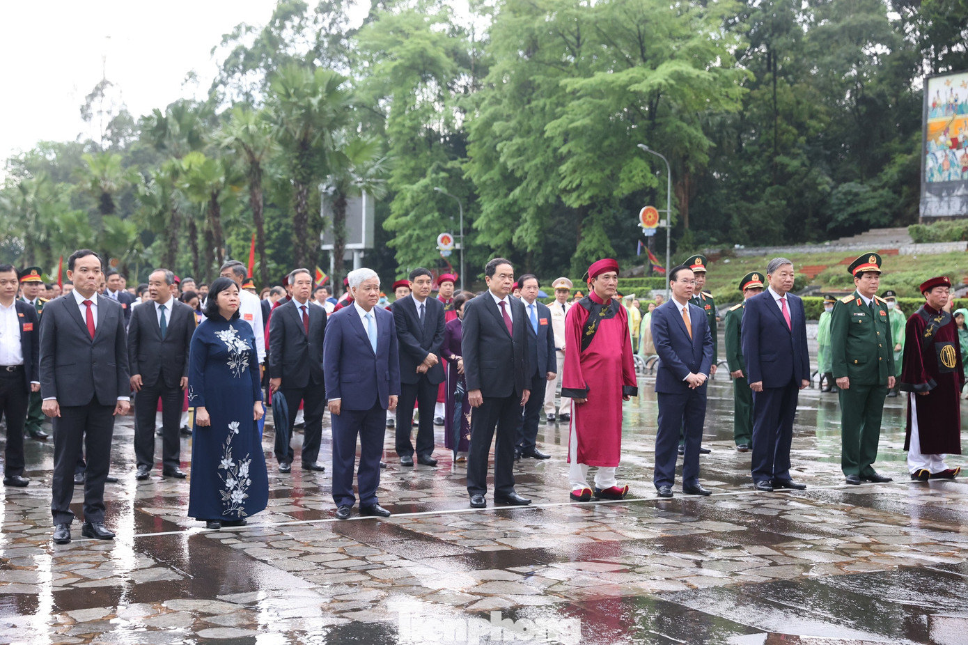 Chủ tịch nước Võ Văn Thưởng cùng lãnh đạo Đảng, Nhà nước, các bộ, ngành, địa phương và tỉnh Phú Thọ dâng hương giỗ Tổ Hùng Vương tại Khu di tích lịch sử Đền Hùng.