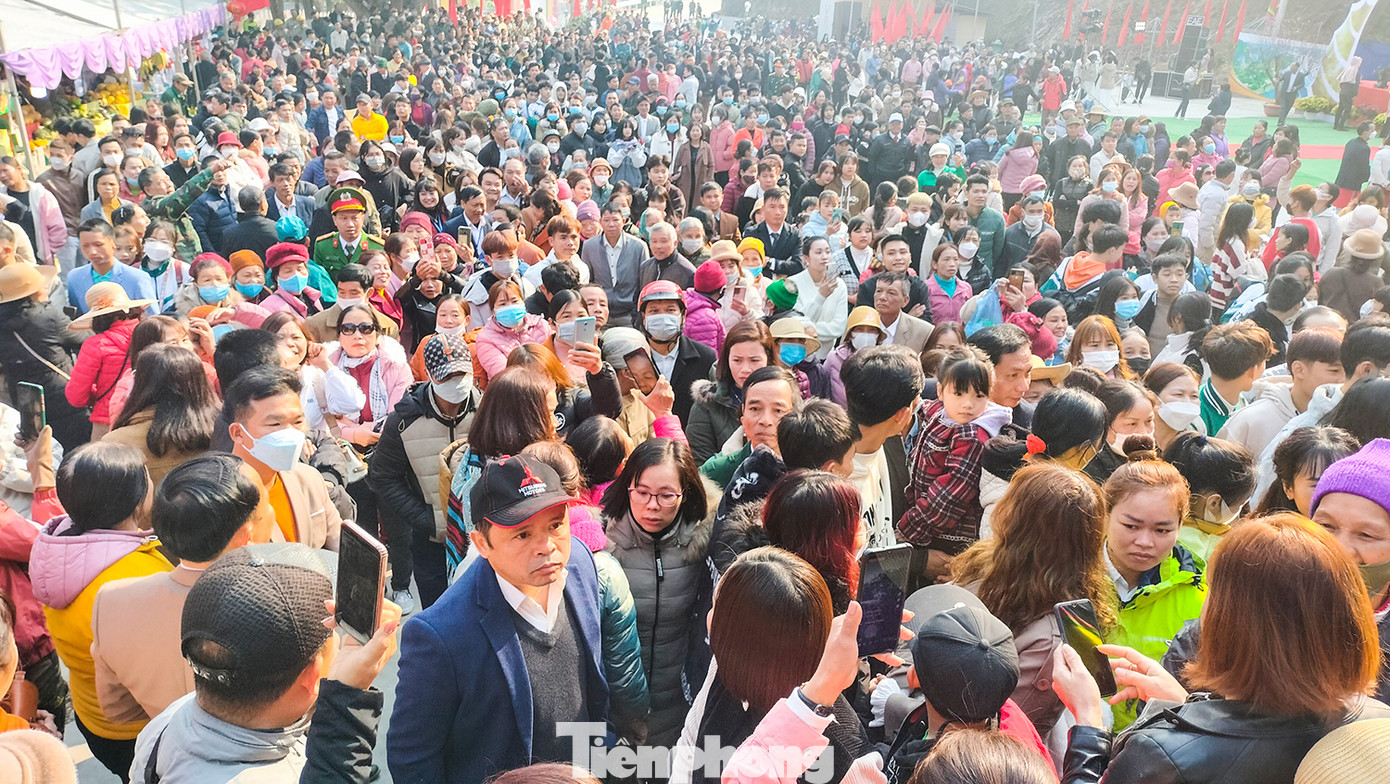 Hàng nghìn người dân và du khách dự khai mạc Lễ hội Đền Thác Bà năm 2023.