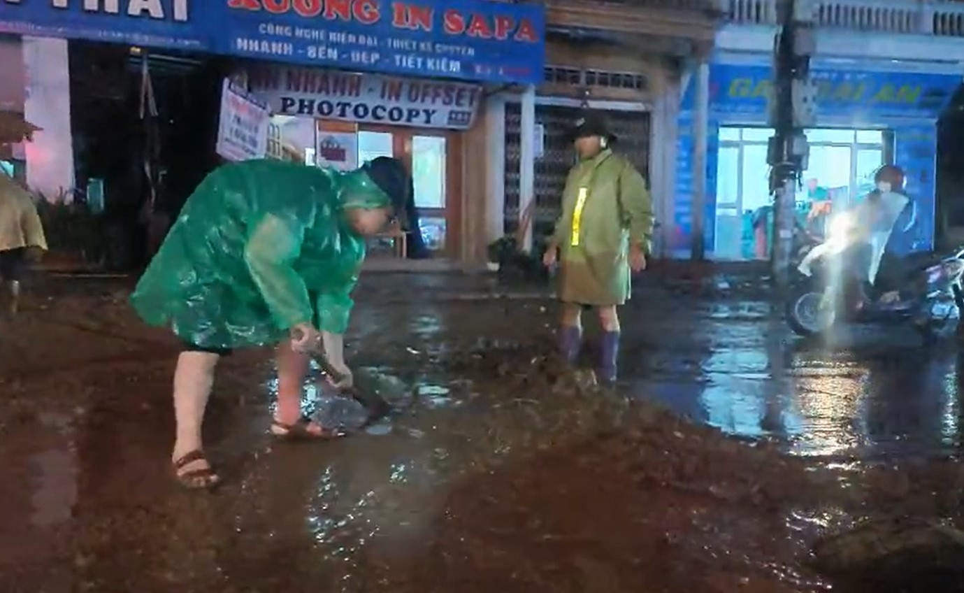 Cơn mưa tối 4/8 gây ngập một số tuyến phố ở Sa Pa. Cơn mưa tối 4/8 gây ngập một số tuyến phố ở Sa Pa.