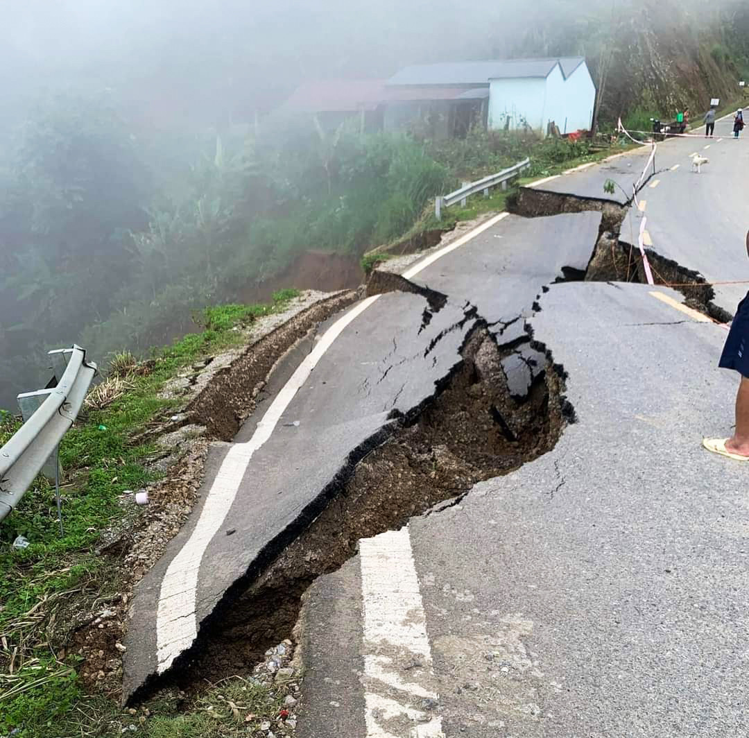 Mưa lớn sạt taluy âm hạ lưu cống, nứt 1/2 đường dài 60 mét.