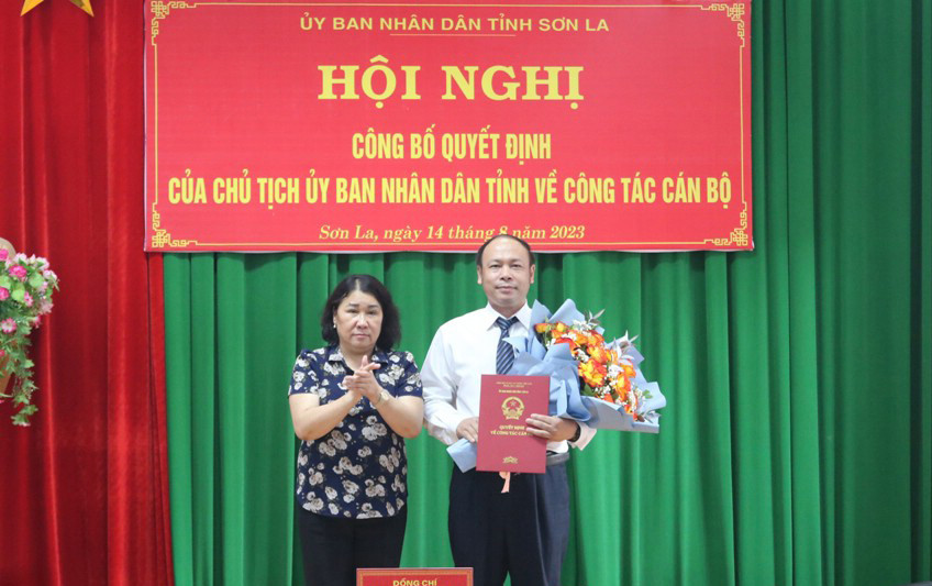 Tân Phó Giám đốc Sở Giáo dục và Đào tạo Sơn La Nguyễn Ngọc Quang nhận hoa và quyết định. Ảnh: Cổng TTĐT Sơn La.