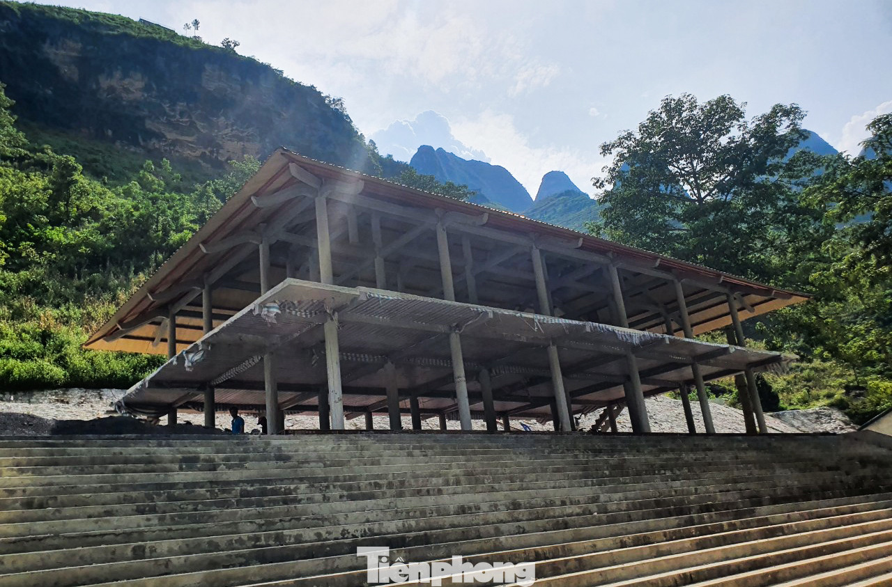 Công trình hiện vẫn đang có công nhân hoàn thiện. Công trình hiện vẫn đang có công nhân hoàn thiện.