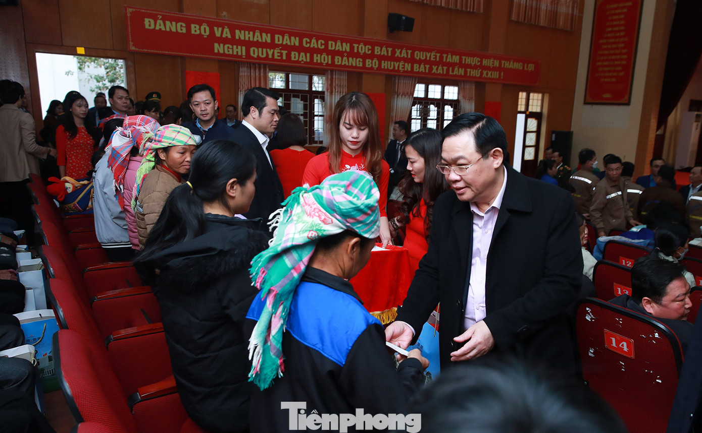 Chủ tịch Quốc hội dành tặng những phần quà cho đồng bào dân tộc có hoàn cảnh khó khăn.