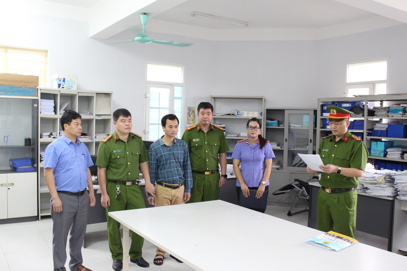 Cơ quan CSĐT (PC03) Công an tỉnh Sơn La thi hành Quyết định khởi tố vụ án hình sự, Quyết định khởi tố bị can, Lệnh bắt bị can để tạm giam đối với Đào Hữu Bính. Cơ quan CSĐT (PC03) Công an tỉnh Sơn La thi hành Quyết định khởi tố vụ án hình sự, Quyết định khởi tố bị can, Lệnh bắt bị can để tạm giam đối với Đào Hữu Bính.