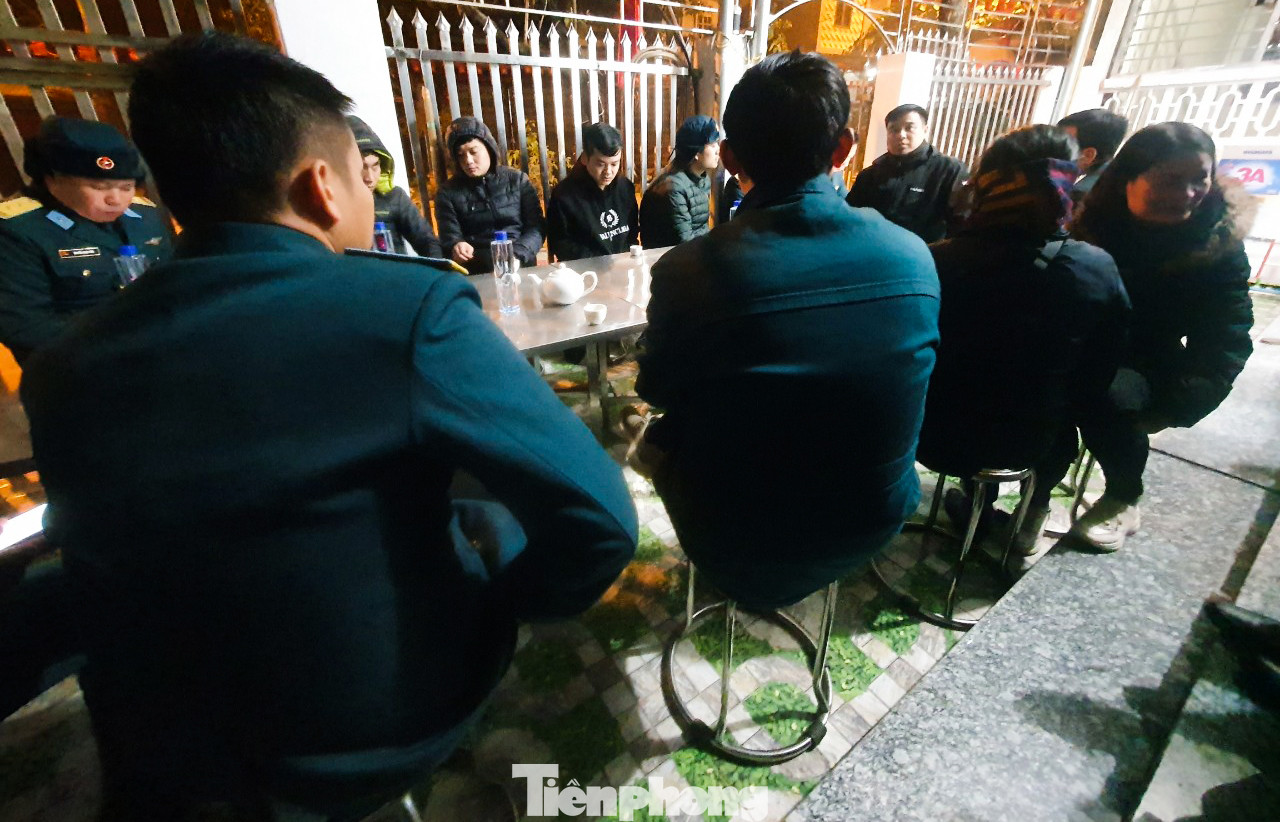 Đồng đội túc trực, động viên chia sẻ nổi đau cùng gia đình.