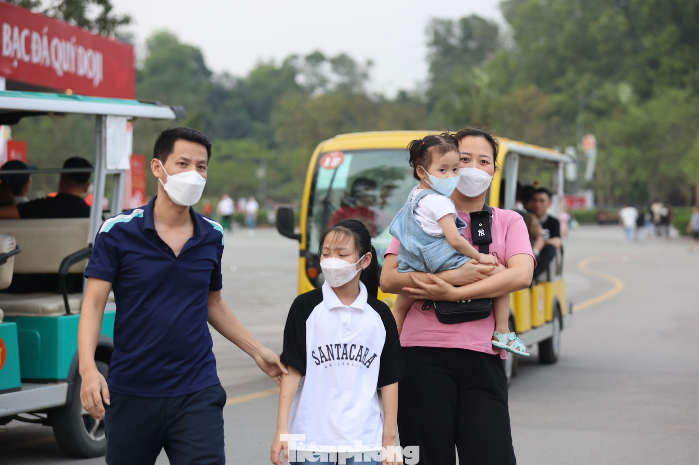 Dòng người đổ về đền Hùng có các gia đình trẻ, nhiều thanh thiếu niên, người cao tuổi. Hầu hết đi theo nhóm. Có những người ở tỉnh xa như Hải Phòng, Thanh Hóa, thậm chí từ miền Nam ra.