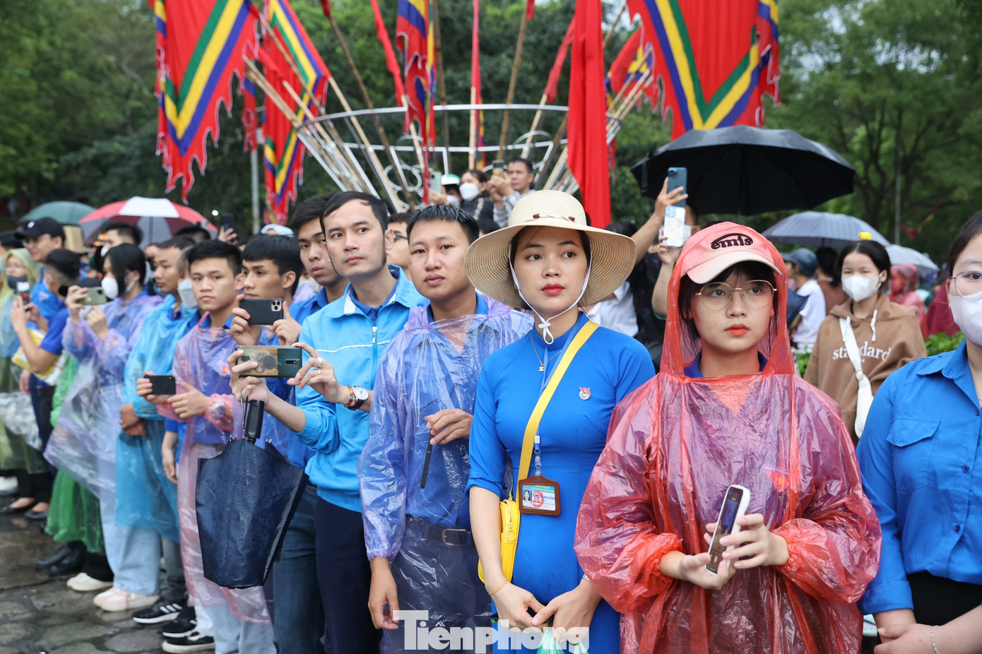 Lực lượng thanh niên tình nguyện nối hàng dài từ sân trung tâm đến chân đường lên các đền Hạ, đền Trung và đền Thượng. Một số điểm khác ở khu di tích cũng có sự góp mặt của màu áo xanh tuổi trẻ, nhằm giúp đỡ người dân khi cần. Lực lượng thanh niên tình nguyện nối hàng dài từ sân trung tâm đến chân đường lên các đền Hạ, đền Trung và đền Thượng. Một số điểm khác ở khu di tích cũng có sự góp mặt của màu áo xanh tuổi trẻ, nhằm giúp đỡ người dân khi cần.