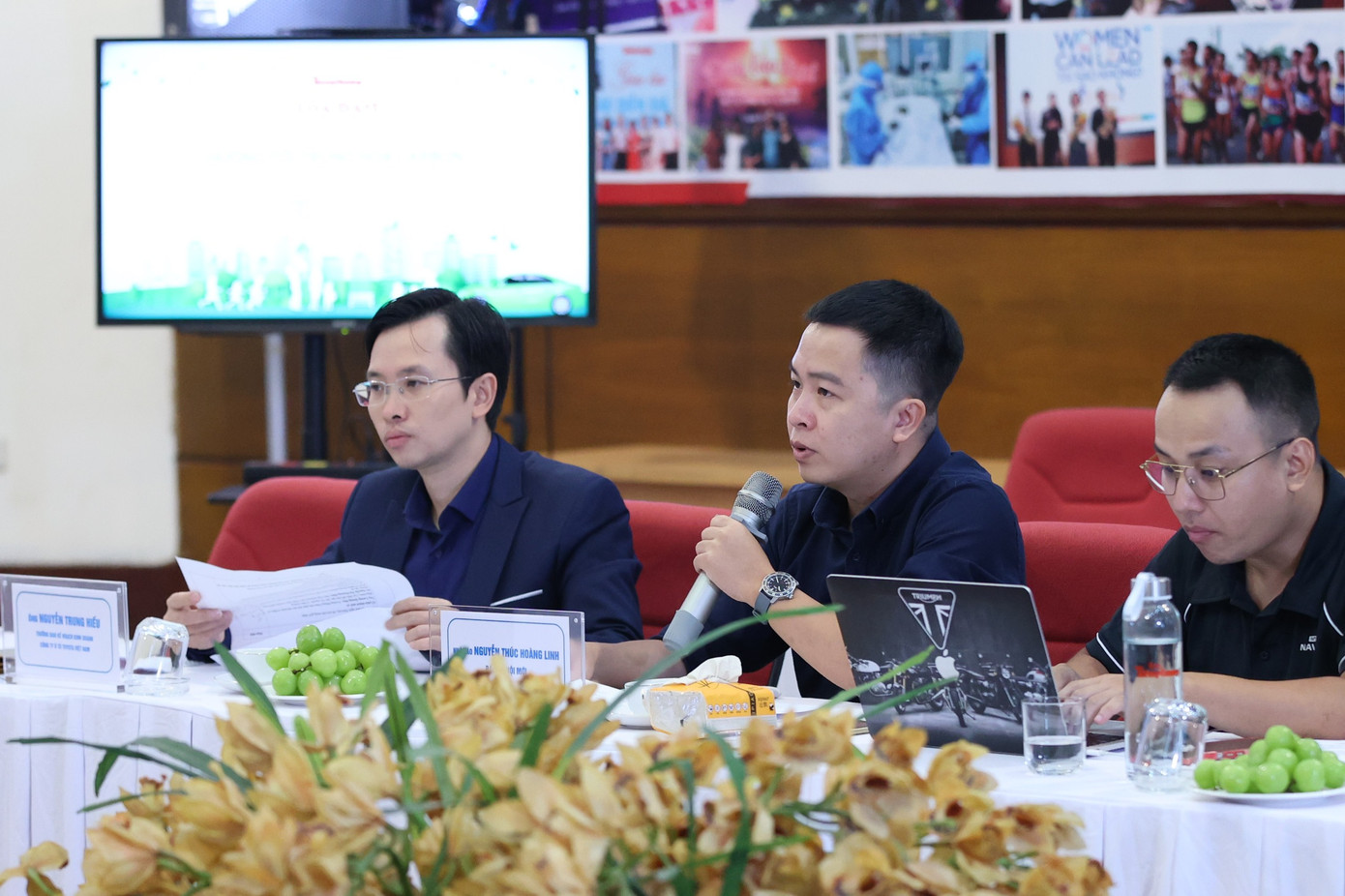 Nhà báo Nguyễn Thúc Hoàng Linh (giữa). Nhà báo Nguyễn Thúc Hoàng Linh (giữa).