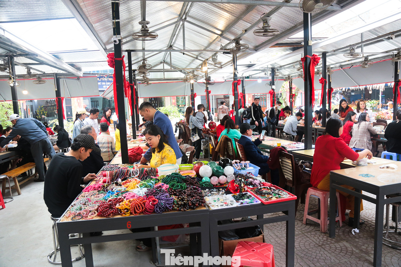 Chợ mở vào buổi sáng hàng ngày. Bà con kinh doanh buôn bán chủ yếu là người địa phương.