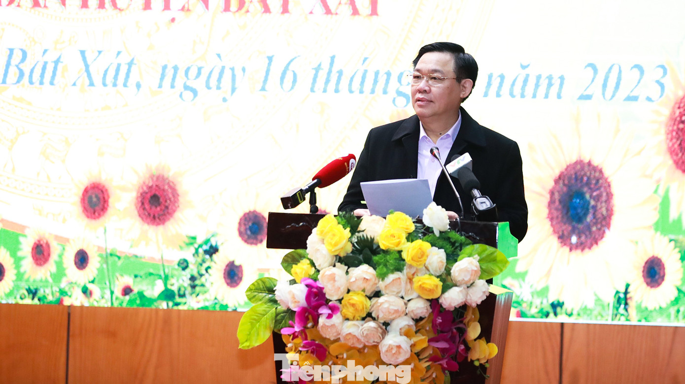 Phát biểu tại cuộc gặp với lực lượng Biên phòng, Chủ tịch Quốc hội cho biết Bộ đội Biên phòng nói chung, Bộ đội Biên phòng trên địa bàn huyện Bát Xát nói riêng có đặc thù là phải đóng quân ở những nơi rất xa xôi, hẻo lánh, nơi “chân đạp mây bay, tóc vờn gió núi”, nhưng đã vượt qua mọi khó khăn, hoàn thành tốt các nhiệm vụ được giao, có nhiều phong trào gắn với nhân dân.