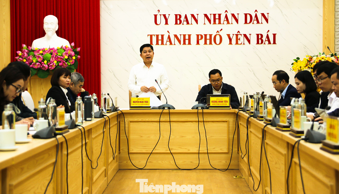 Lãnh đạo Sở Thông tin truyền thông Yên Bái và thành phố Yên Bái chủ trì hội nghị đánh giá việc triển khai công dân số trên địa bàn. Ảnh: Văn Đức. Lãnh đạo Sở Thông tin truyền thông Yên Bái và thành phố Yên Bái chủ trì hội nghị đánh giá việc triển khai công dân số trên địa bàn. Ảnh: Văn Đức.
