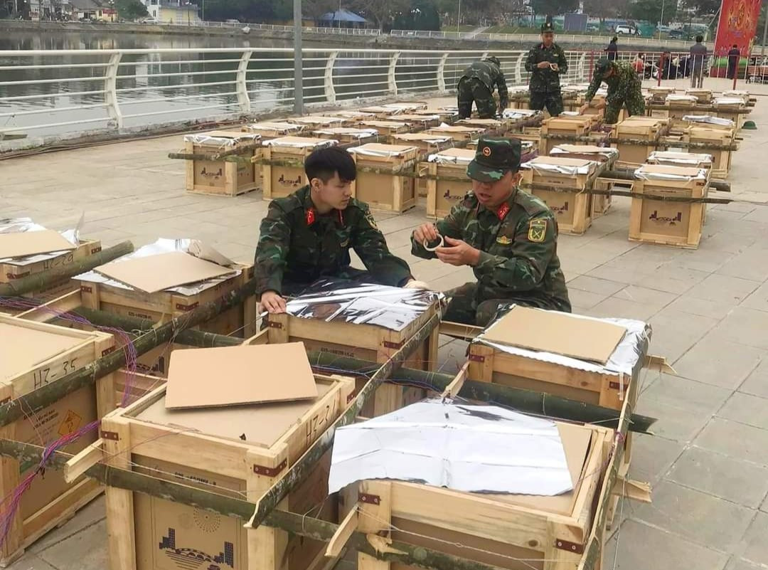 Công tác chuẩn bị trận địa pháo trước giờ khai hỏa ở Yên Bái