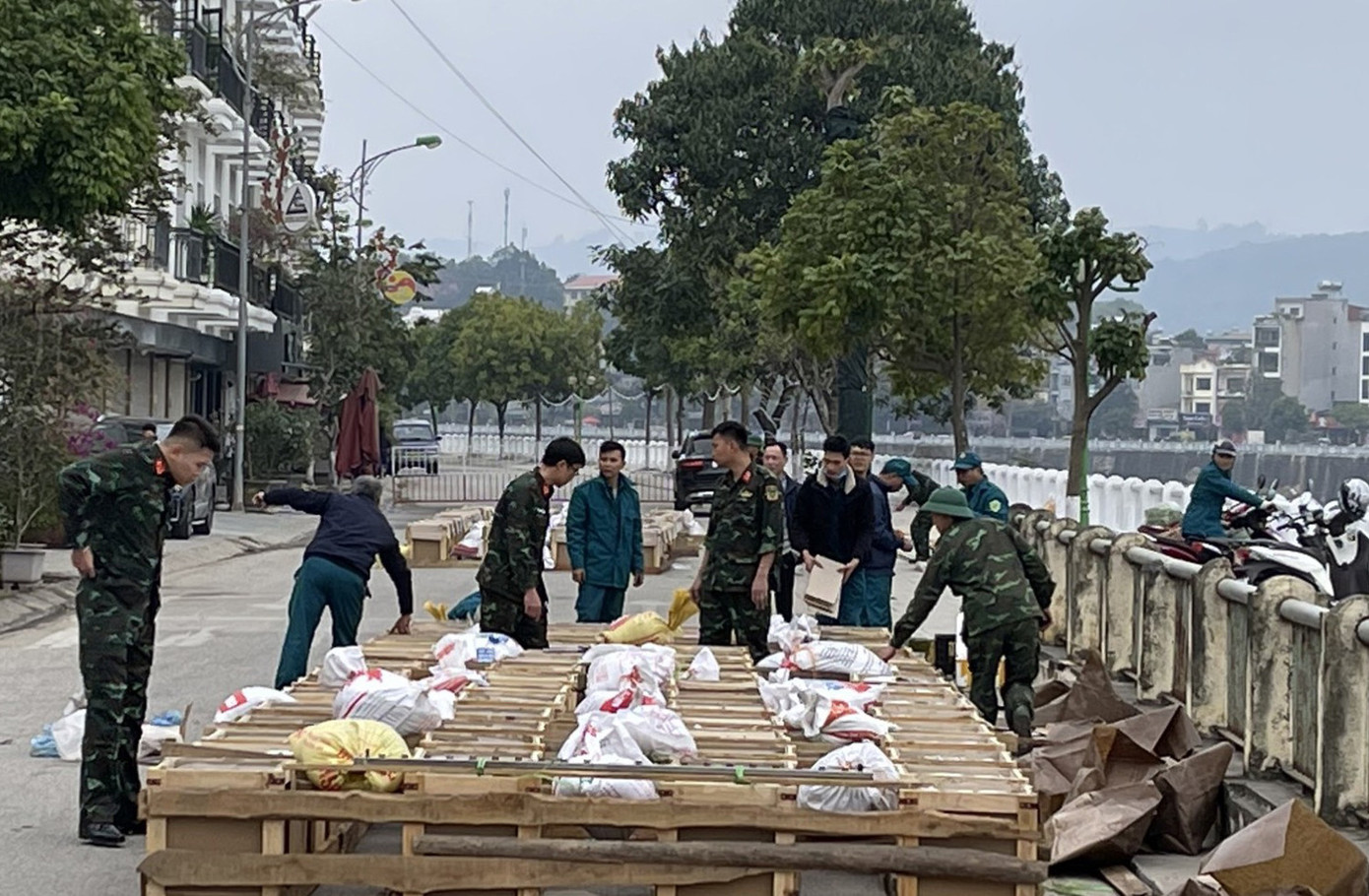 Không khí đón Tết Quý Mão trên cả nước ảnh 15