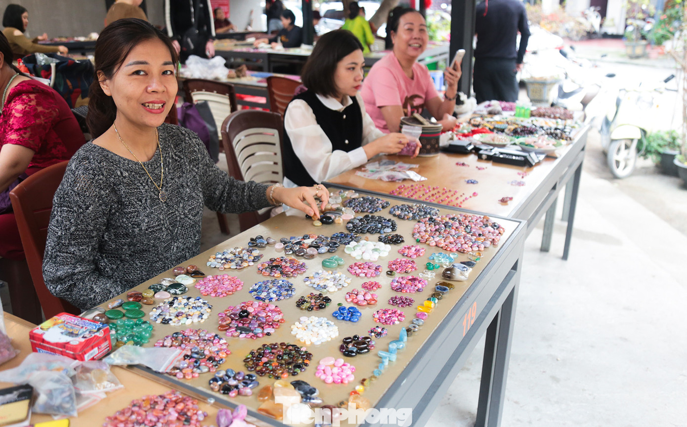 Những thương nhân đầu tiên tụ họp nhau lại tạo nên khu mua bán, trao đổi đá quý, đá bán quý; duy trì và phát triển theo thời gian từ năm 1990 để xây dựng thành chợ như hôm nay.