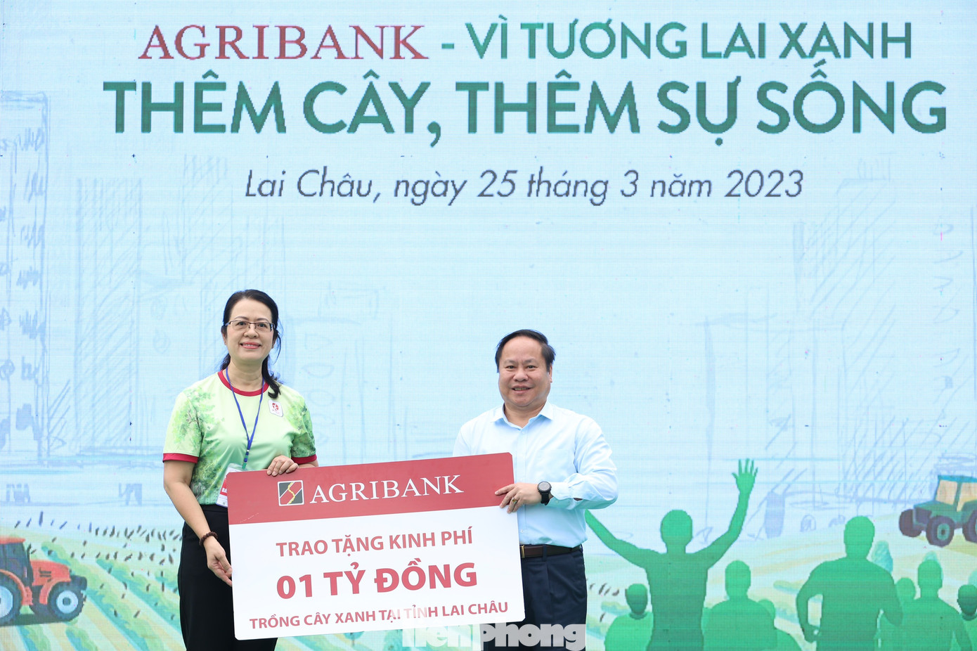 Bà Nguyễn Thị Phượng trao biểu trưng tài trợ. Phó Chủ tịch Thường trực UBND tỉnh Lai Châu Tống Thanh Hải tiếp nhận.