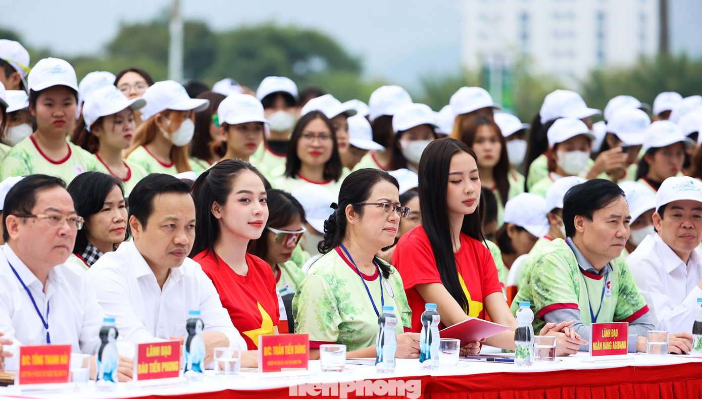 Dự buổi lễ có Chủ tịch UBND tỉnh Lai Châu Trần Tiến Dũng, Phó Chủ tịch Thường trực UBND tỉnh Lai Châu Tống Thanh Hải, Phó Tổng giám đốc Ngân hàng Agribank Nguyễn Thị Phượng, Tổng Biên tập báo Tiền Phong Lê Xuân Sơn, cùng các người đẹp cuộc thi Hoa hậu Việt Nam và cán bộ nhân viên Ngân hàng Agribank.