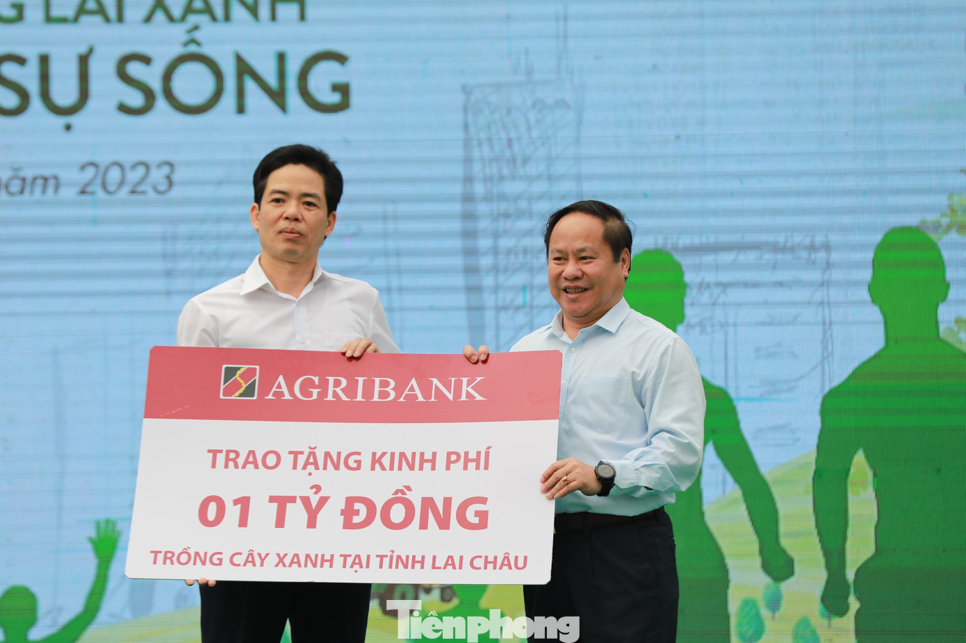 Ông Tống Thanh Hải sau đó trao biểu trưng cho lãnh đạo thành phố Lai Châu và mời các đại biểu trồng những cây xanh đầu tiên tại khu vực đồi Lâm Viên.