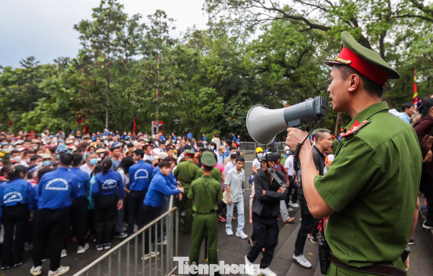 Năm nay, phần dâng hương của lãnh đạo Đảng, Nhà nước được tiến hành sớm, từ lúc 6h30. Lực lượng chức năng sau đó hướng dẫn người dân, du khách di chuyển lên các đền của Khu di tích. Năm nay, phần dâng hương của lãnh đạo Đảng, Nhà nước được tiến hành sớm, từ lúc 6h30. Lực lượng chức năng sau đó hướng dẫn người dân, du khách di chuyển lên các đền của Khu di tích.