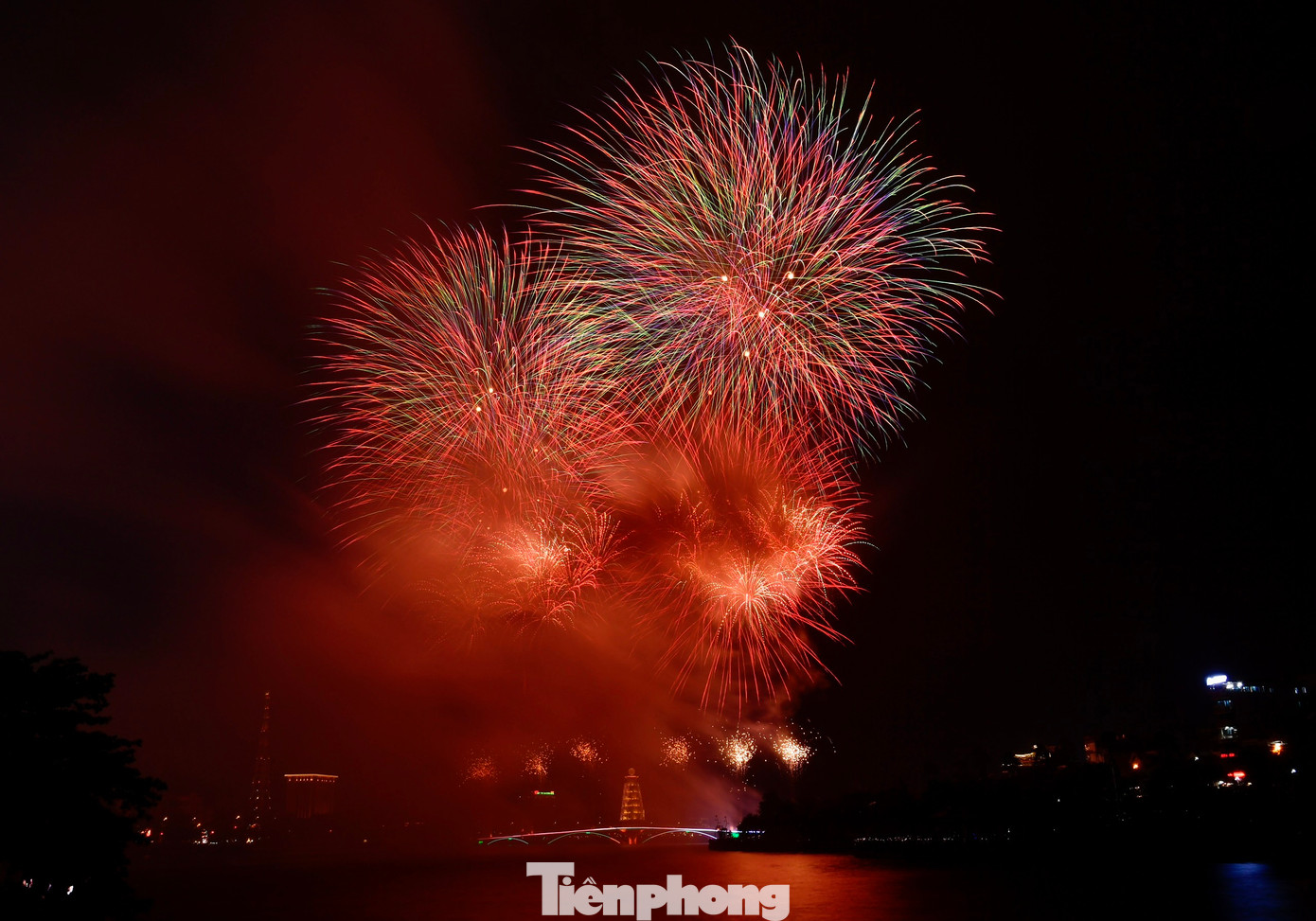 Từ 21h đến 21h 15 phút, màn bắn pháo hoa diễn ra tại cầu đi bộ hồ Công viên Văn Lang, thành phố Việt Trì.