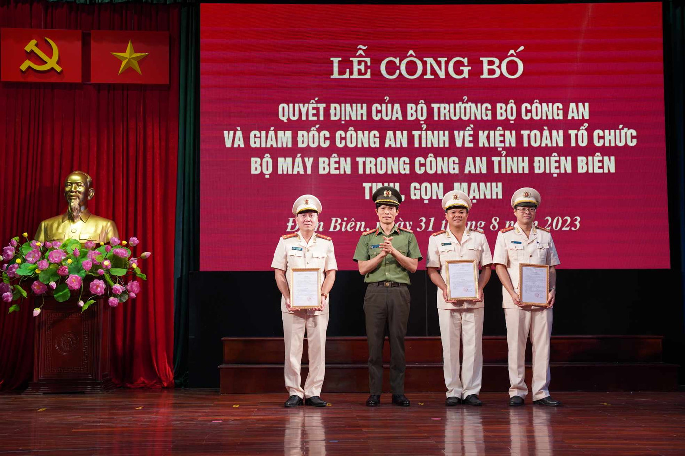 Đại tá Ngô Thanh Bình - Giám đốc công an tỉnh Điện Biên trao quyết định điều động, bổ nhiệm 3 lãnh đạo cấp trưởng phòng, trưởng huyện. Ảnh: Thành Trung. Đại tá Ngô Thanh Bình - Giám đốc công an tỉnh Điện Biên trao quyết định điều động, bổ nhiệm 3 lãnh đạo cấp trưởng phòng, trưởng huyện. Ảnh: Thành Trung.