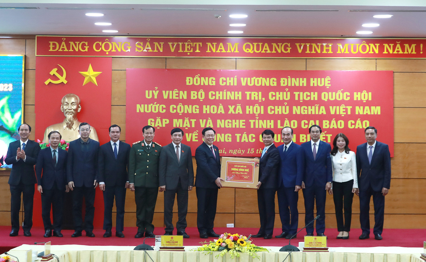 Cùng với đó, Chủ tịch Quốc hội yêu cầu tỉnh cần tiếp tục quan tâm, chăm lo công tác xây dựng Đảng, xây dựng hệ thống chính trị; tăng cường công tác phòng, chống tham nhũng, lãng phí, tiêu cực. Trước mắt, Lào Cai cần tập trung thực hiện tốt công tác chuẩn bị, chăm lo Tết Nguyên đán cho nhân dân; tổ chức Tết Nguyên đán Quý Mão vui tươi, đầm ấm, lành mạnh, tiết kiệm, an toàn tuyệt đối; chăm lo thật tốt đối tượng chính sách, người có công, người nghèo, đồng bào dân tộc thiểu số.