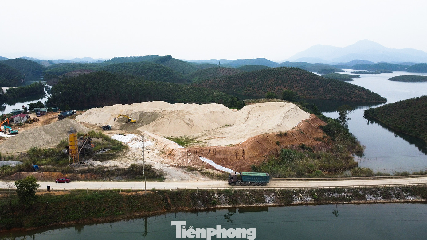 Tuyến đường Hoàng Thi (quốc lộ 2D) với chiều dài 16,6 km thường xuyên "gánh" xe tải trọng lớn qua đây. Ảnh: Văn Đức.