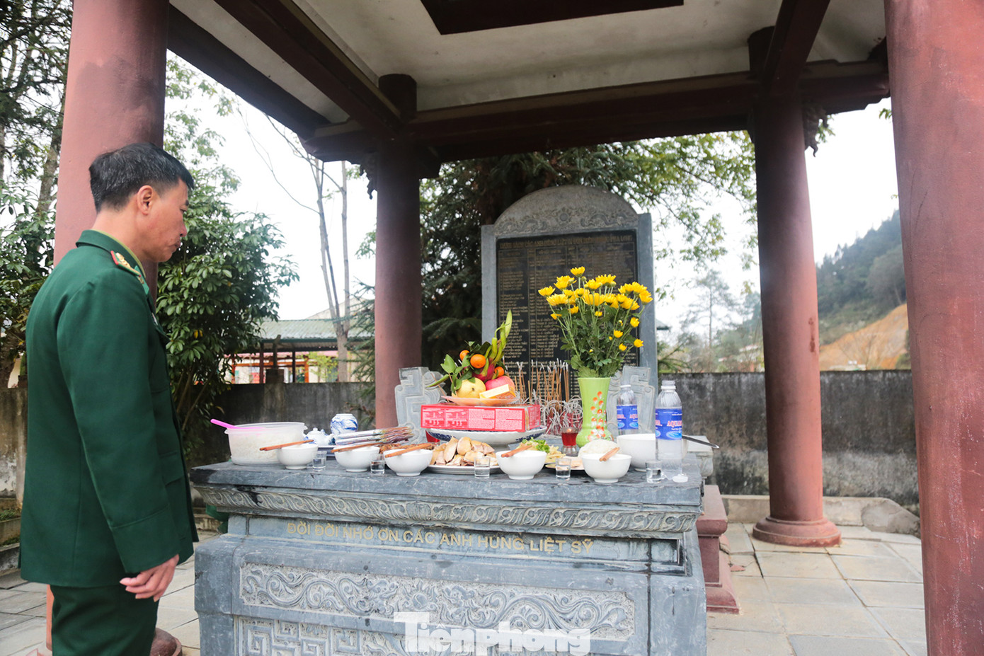 Thượng tá Bùi Anh Tuấn - Đồn trưởng Đồn Biên phòng Pha Long thành kính tưởng nhớ các anh hùng liệt sỹ.