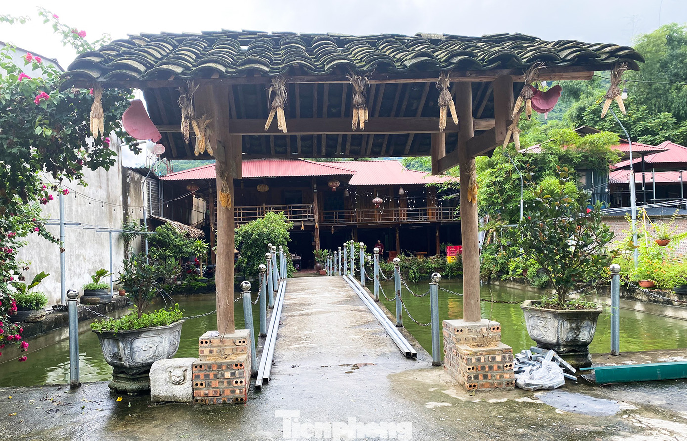 Bên cạnh đó, có hai công trình vi phạm về đất đai đứng tên người nhà ông Nguyễn Kiên Cường, Phó Chủ tịch UBND xã Du Già, gồm: bà Trần Thị Năng (vợ ông Cường) và con nuôi Lý Hồng Thuy. Cụ thể, bà Trần Thị Năng xây nhà trên đất lúa với diện tích 340 m2 tại thôn Cốc Pảng. Thời điểm vi phạm tháng 11/2018.