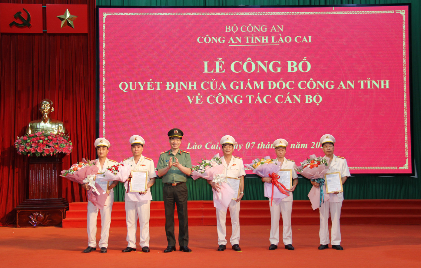 Đại tá Cao Minh Huyền - Giám đốc Công an tỉnh Lào Cai, trao quyết định điều động, luân chuyển các đồng chí trưởng phòng và trưởng công an huyện, ngày 7/7. Đại tá Cao Minh Huyền - Giám đốc Công an tỉnh Lào Cai, trao quyết định điều động, luân chuyển các đồng chí trưởng phòng và trưởng công an huyện, ngày 7/7.